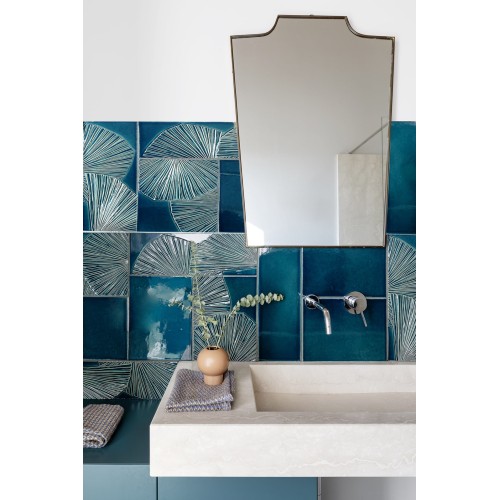 Flora es un azulejo porcelánico esmaltado a mano | Terracerámica