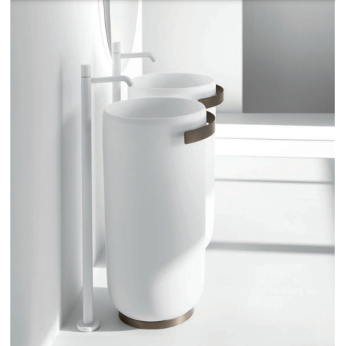 Homey es un lavabo freestanding con toallero de Falper | Terracerámica